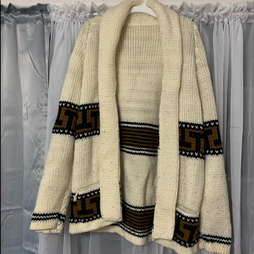 White Cardigan & Design w/ Pockets